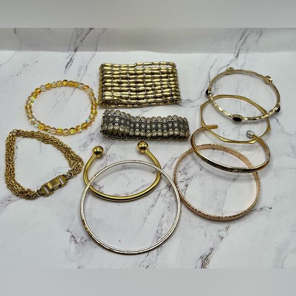 10 assorted style gold tone bracelets - Picture 12 of 12
